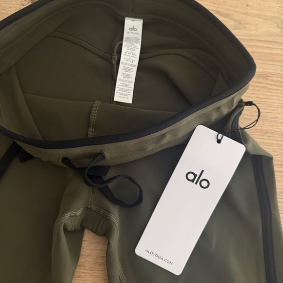 AloYoga Airbrush High-Waist Race Pace Capri in Green Olive/Black sizeXS *NEW* - Picture 3 of 9